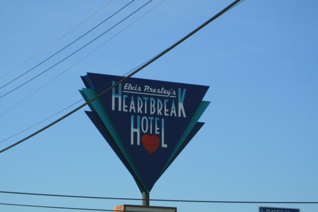 hearbreakhotelviharvlallabottdrngongngivraliv.jpg